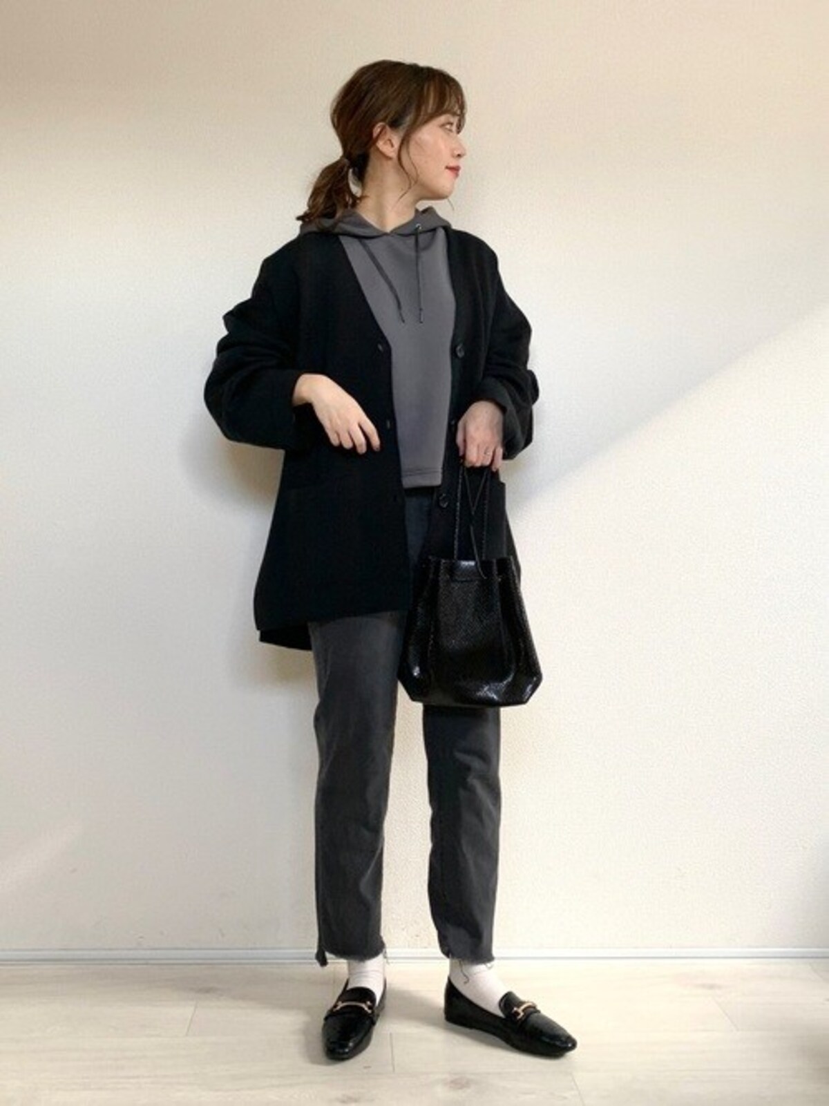 あか抜けた印象になるショート丈で大人のパーカーコーデ　出典：WEAR
