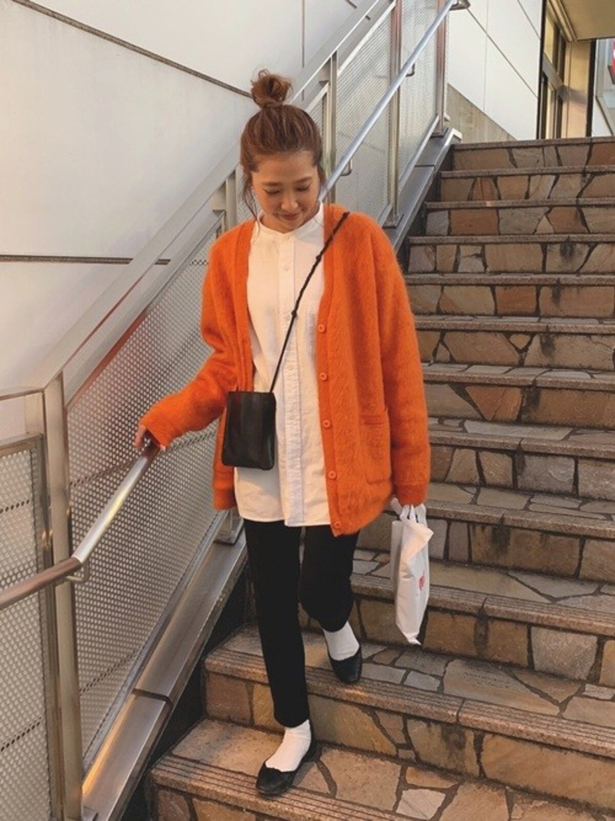 メンズのノーカラーシャツは女性でもおしゃれに着られる　出典：WEAR