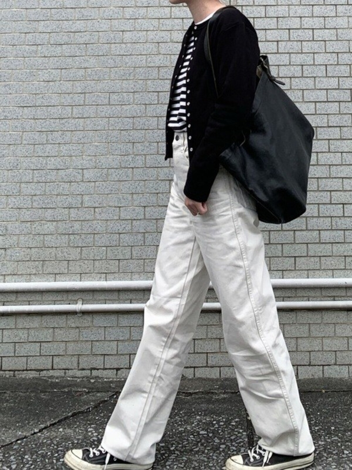 ホワイトデニムで重くなりがちな冬コーデを明るく　出典：WEAR