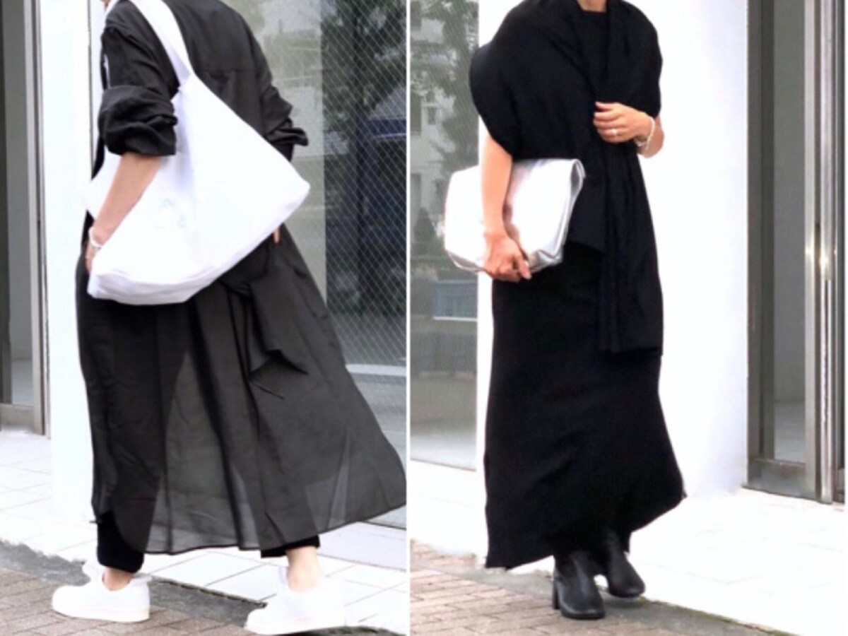 エコバッグとスニーカーをセット使いに。白のクラッチバッグも効果的
