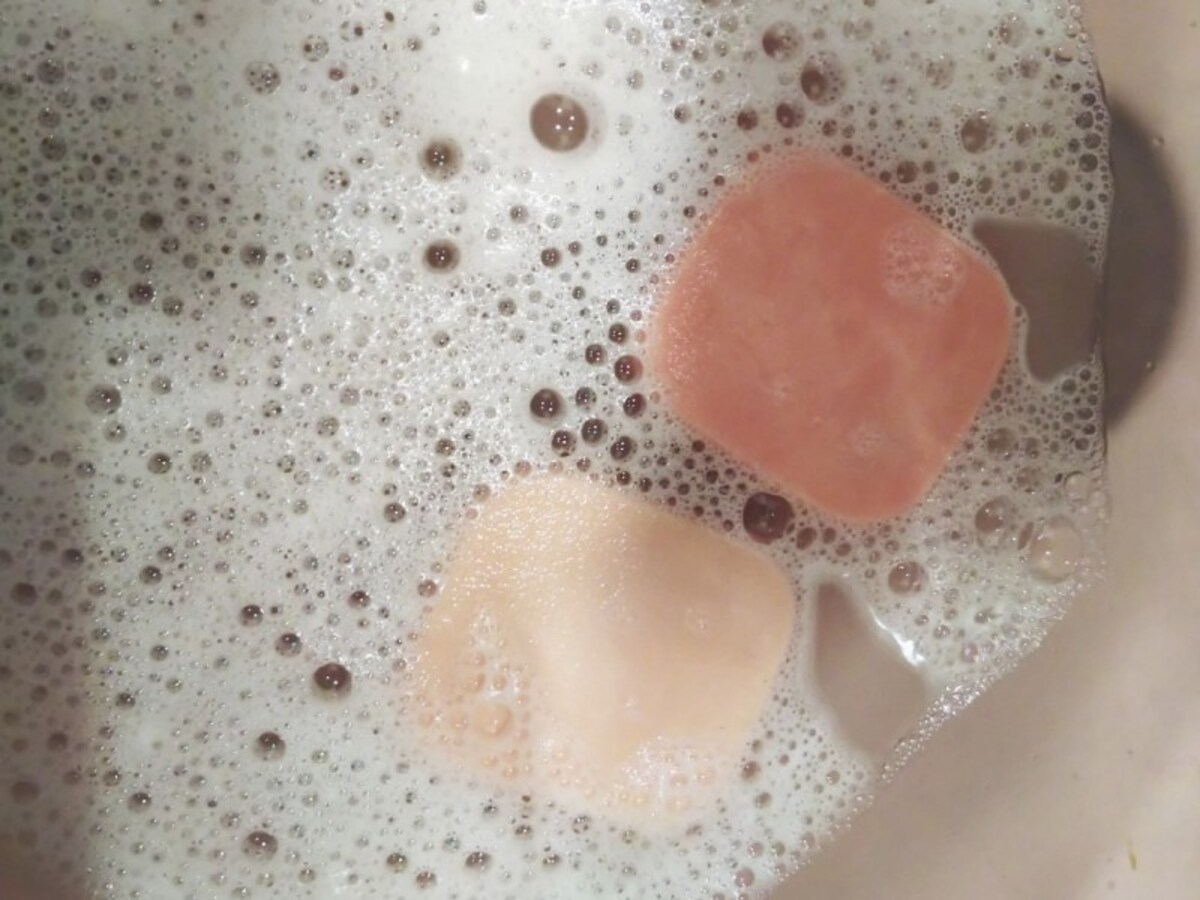 洗面器などに水をはり、押し洗いを泡が出なくなるまで繰り返します