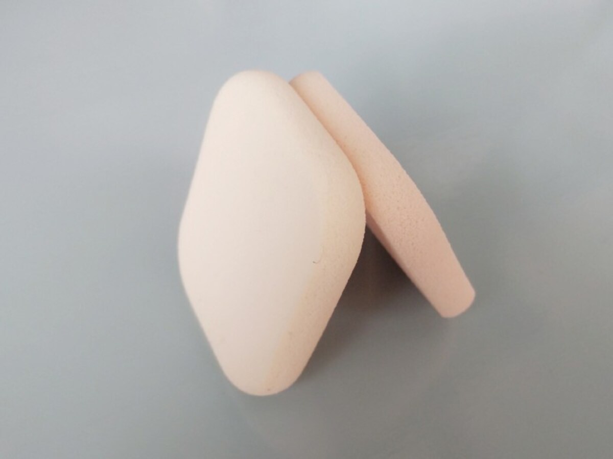 スポンジを向かい合わせて立てて乾かすことで乾くスピードがUP！