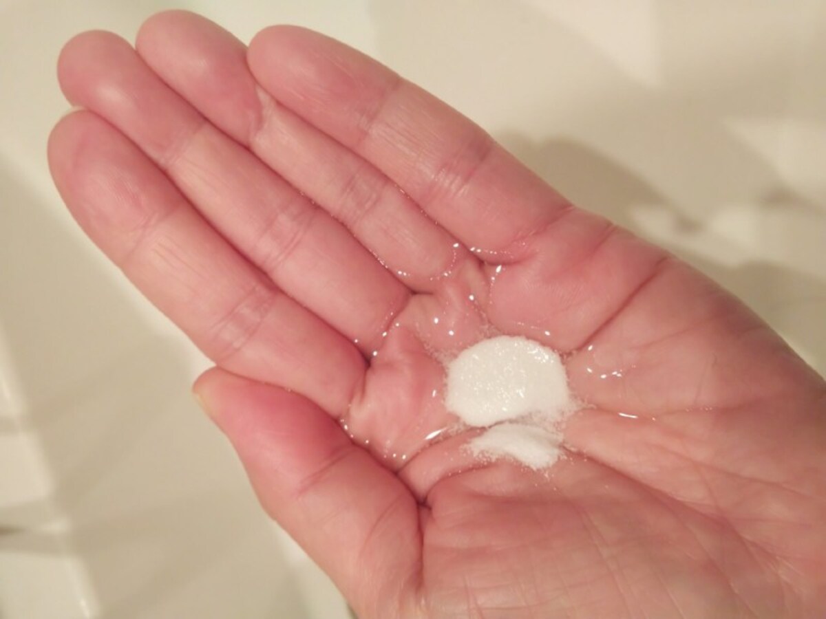 水をためた手のひらに、酵素洗顔をいれます