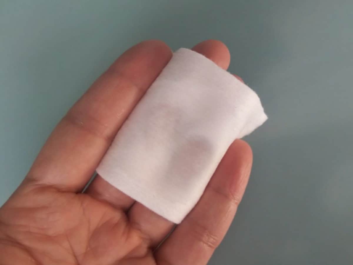 指が透けるくらいコットンにたっぷり化粧水を含ませましょう