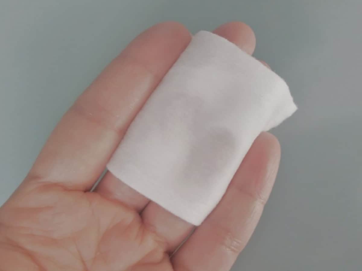  指が透けるくらいたっぷり化粧水を含ませましょう