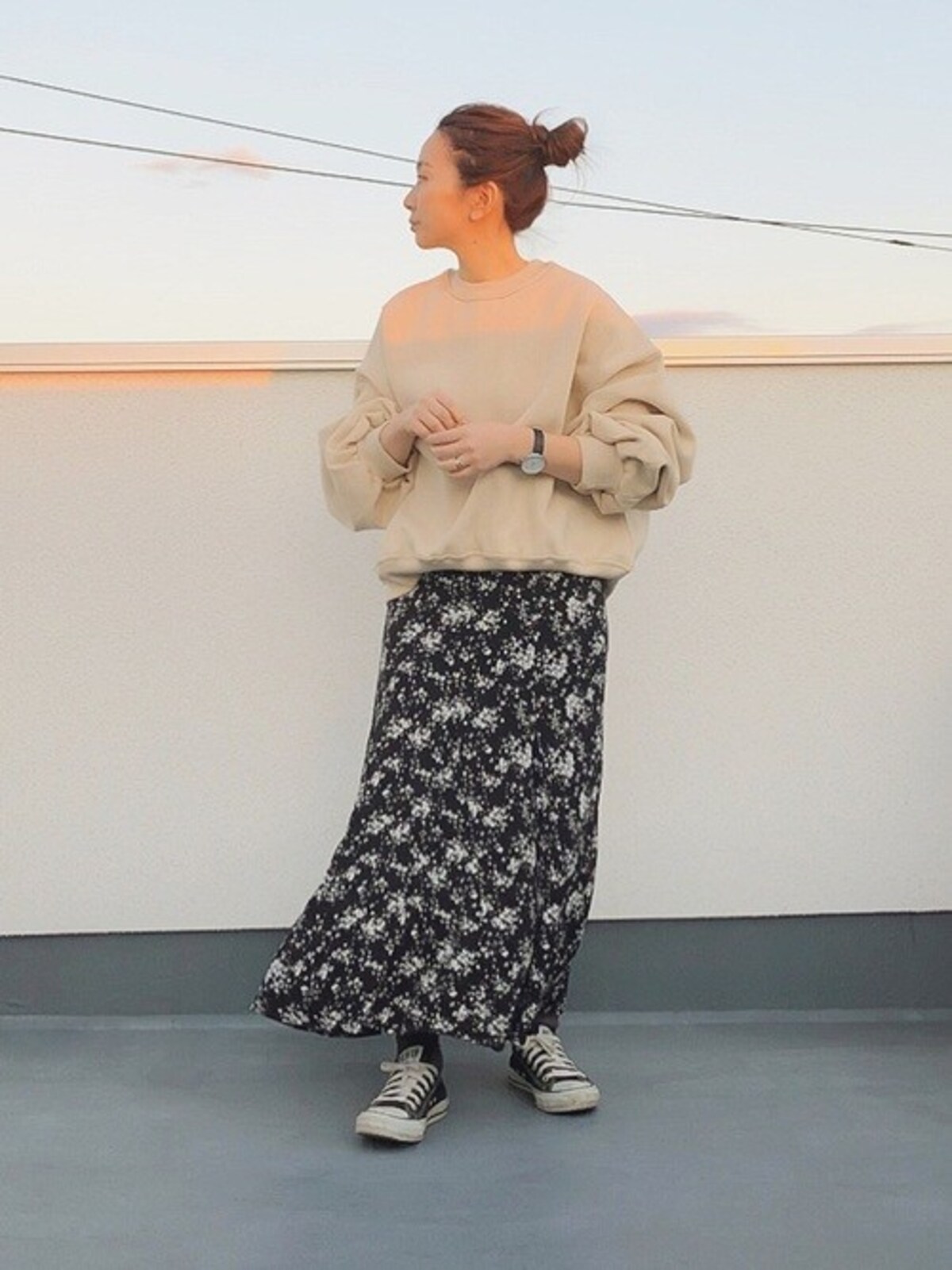 足元をパンプスに変えるとさらにフェミニン度がアップします　出典：WEAR