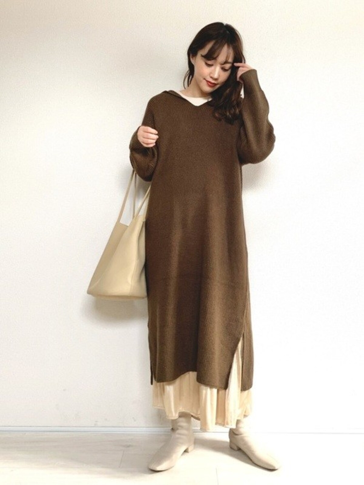 すとんと落ちるシルエットは下にプリーツスカートを重ねると可愛い！　出典：WEAR