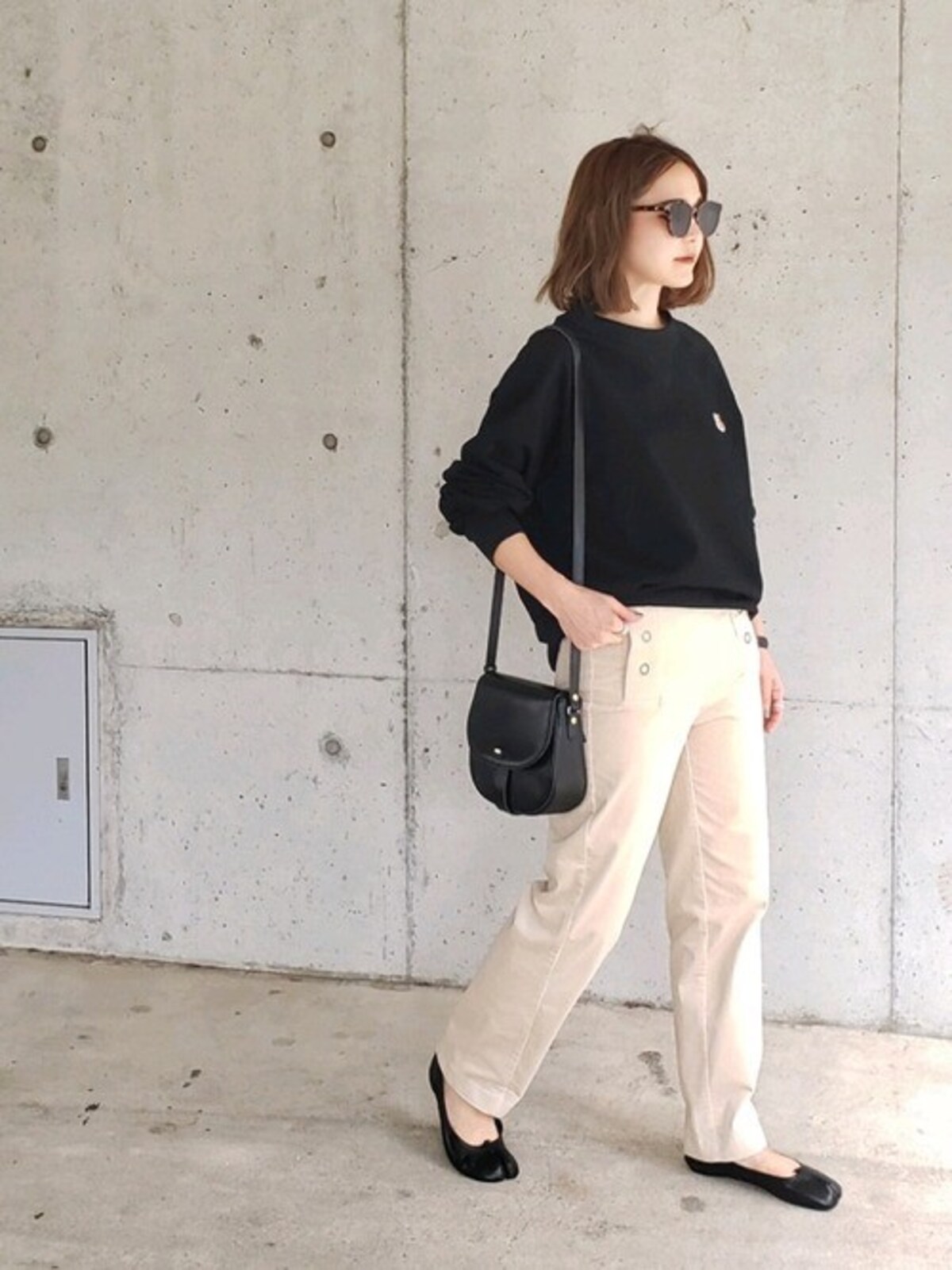 スウェットなどのラフなアイテムはモノトーンが一番大人っぽく仕上がります　出典：WEAR