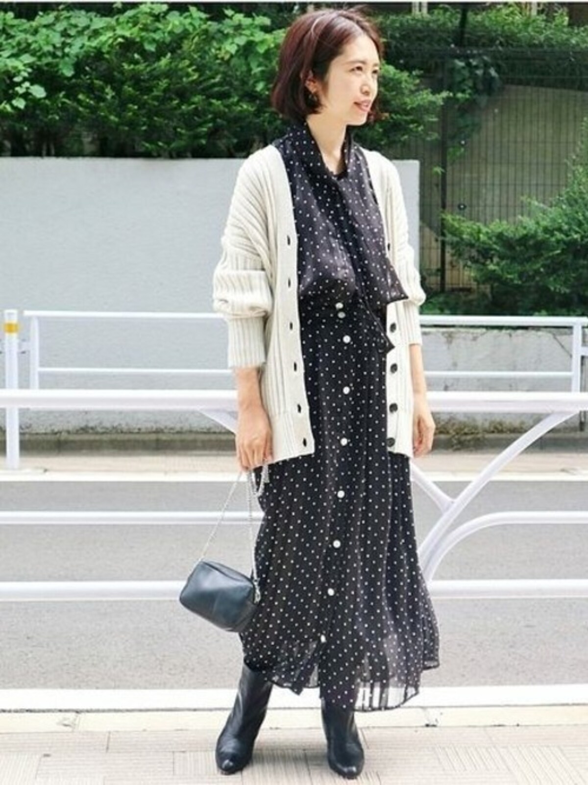 ドット柄のワンピースなどの甘めアイテムもモノトーンなら長く着られる　出典：WEAR