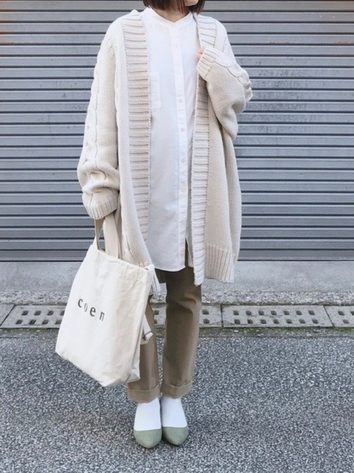 体型に合うベージュのパンツを一足持っておくと春にも万能に使えます　出典：WEAR