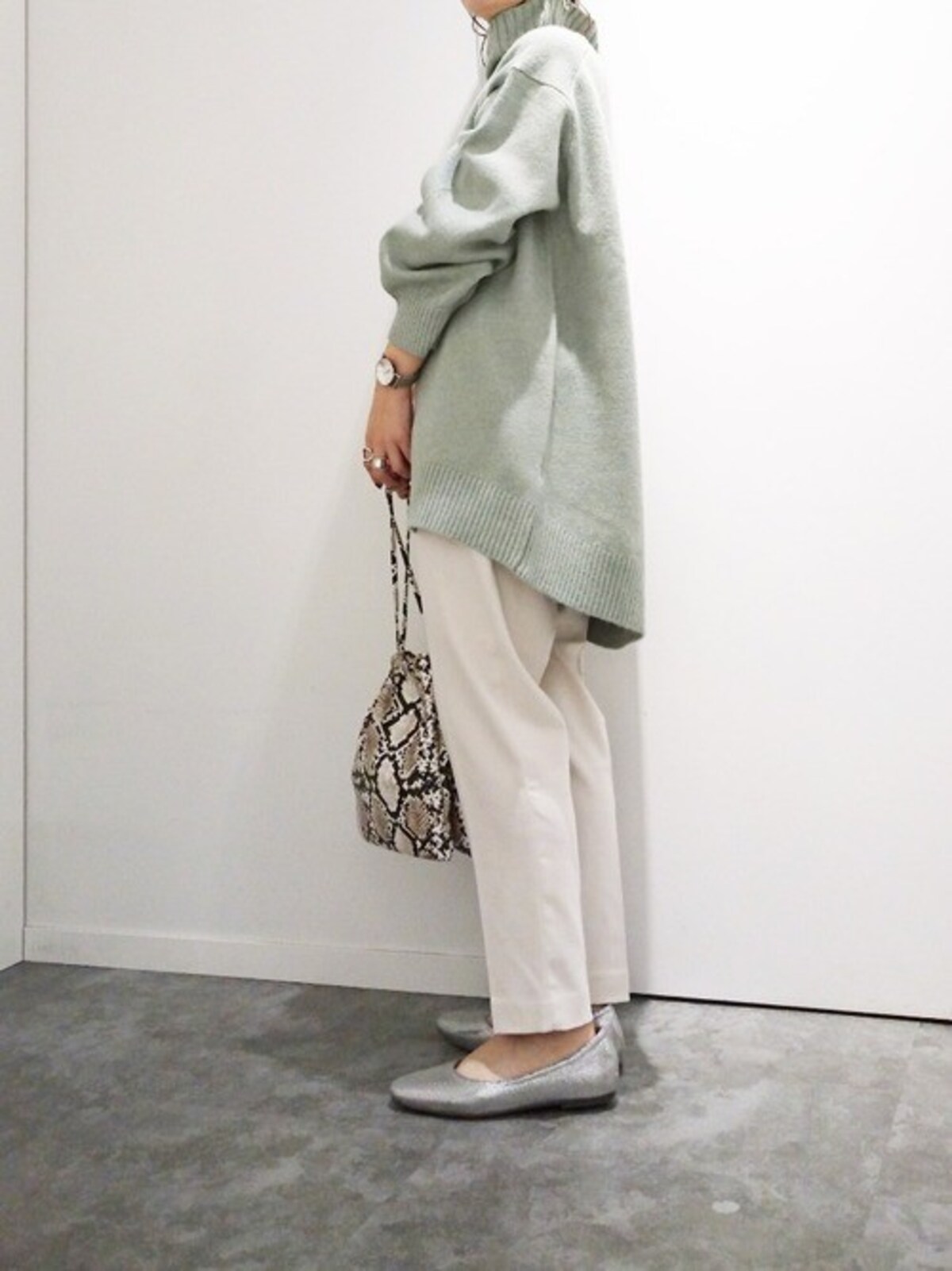 淡い色コーデを引き締めてくれるので春にぴったり　出典：WEAR