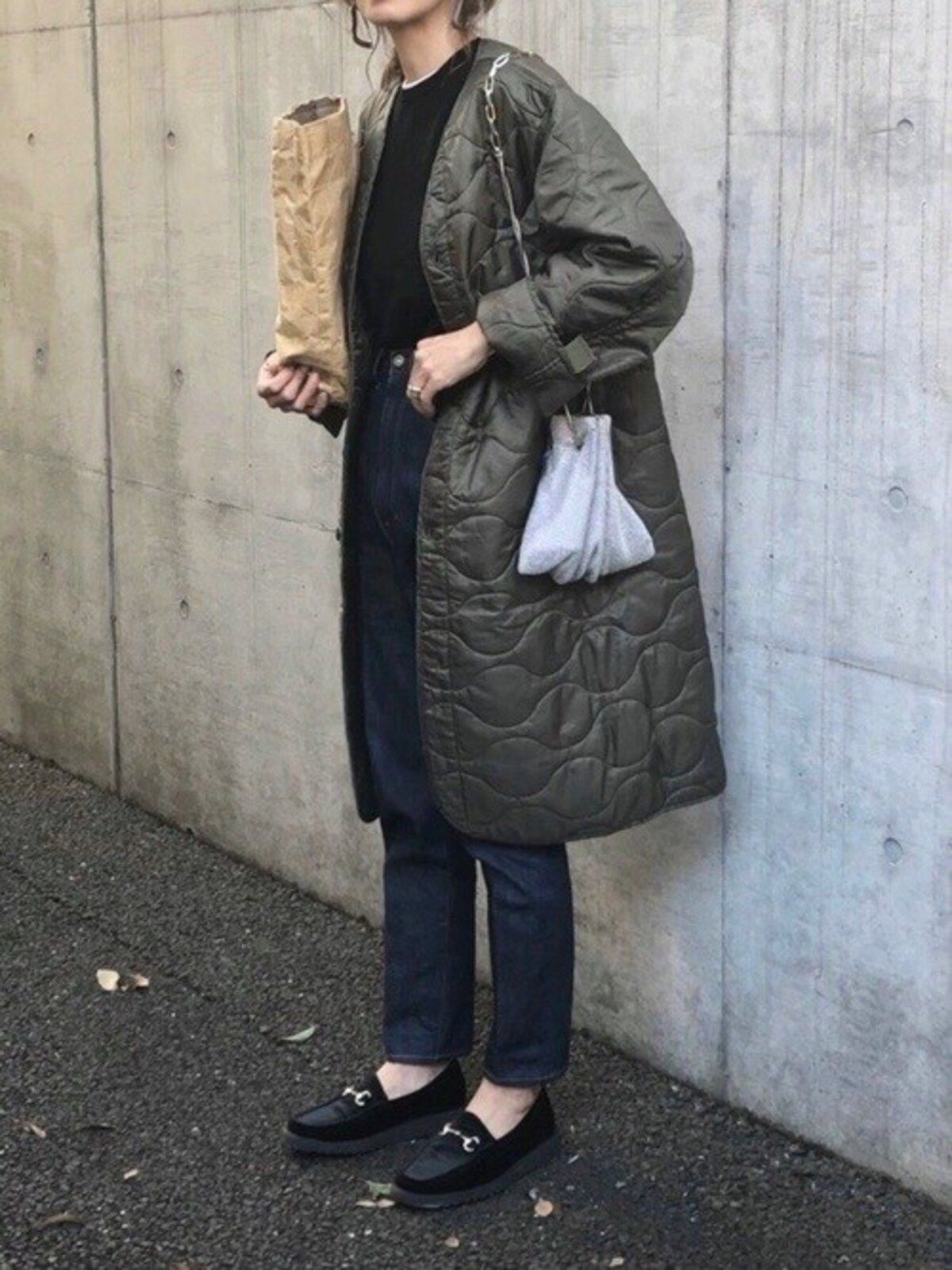 ビット付きローファーはカジュアルコーデの引き締め役に◎　出典：WEAR