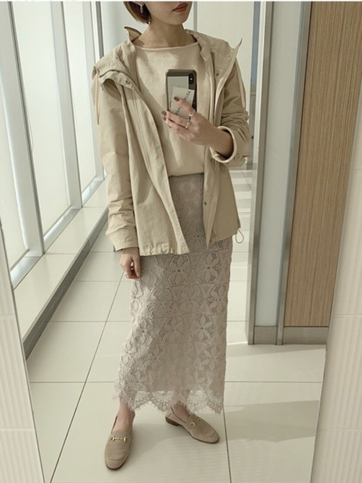 ベージュのローファーなら優しいイメージのワントーンでも着られる　出典：WEAR
