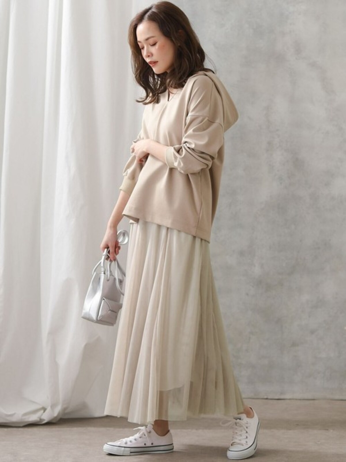 ベージュ系のふんわりワントーンコーデの引き締め役にも　出典：WEAR