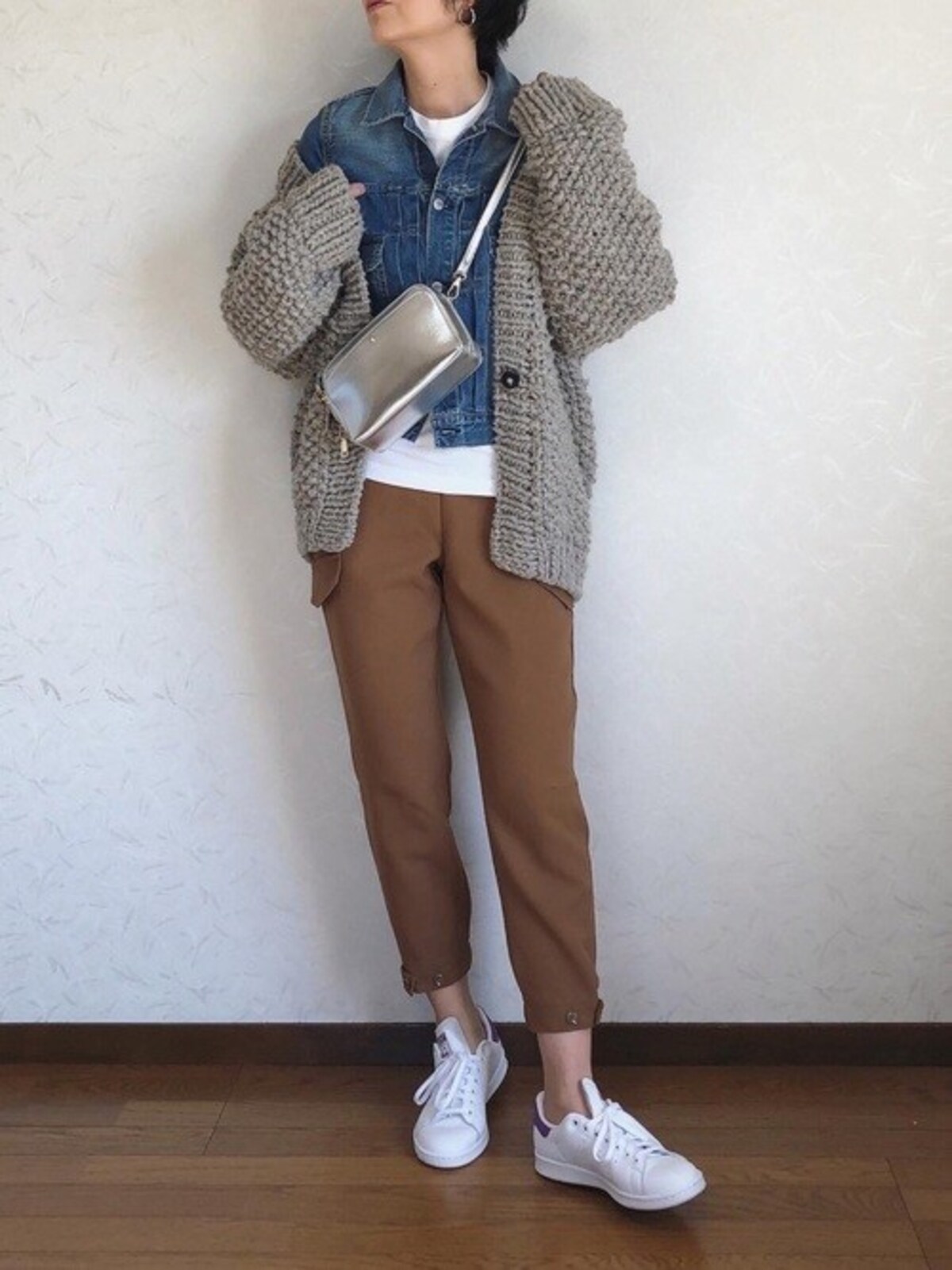カジュアルコーデがラフになり過ぎるのを防止する役目も　出典：WEAR