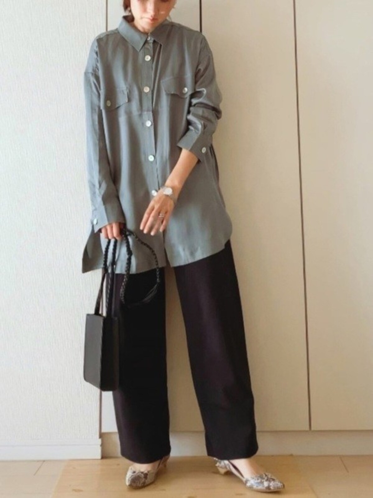 ゆったりシャツ＆太めパンツで重くなりがちでもパイソン柄シューズなら軽やかに　出典：WEAR