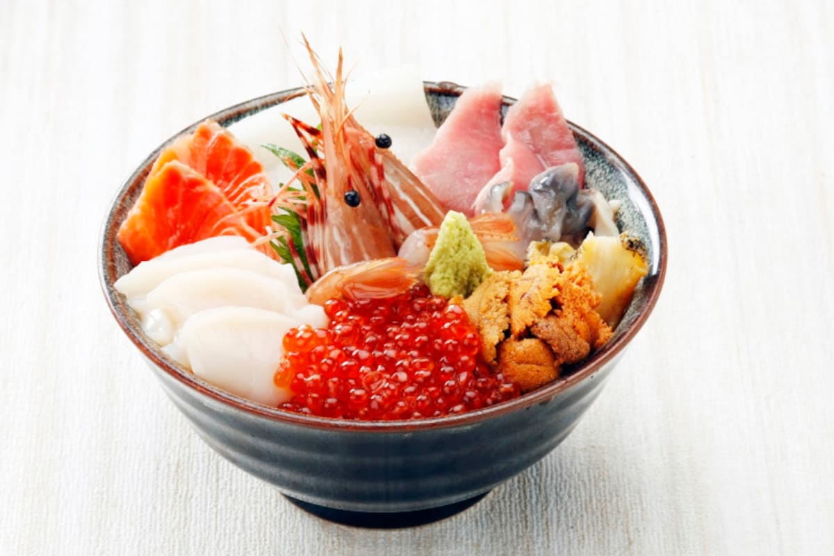 ちらし寿司、海鮮丼違い