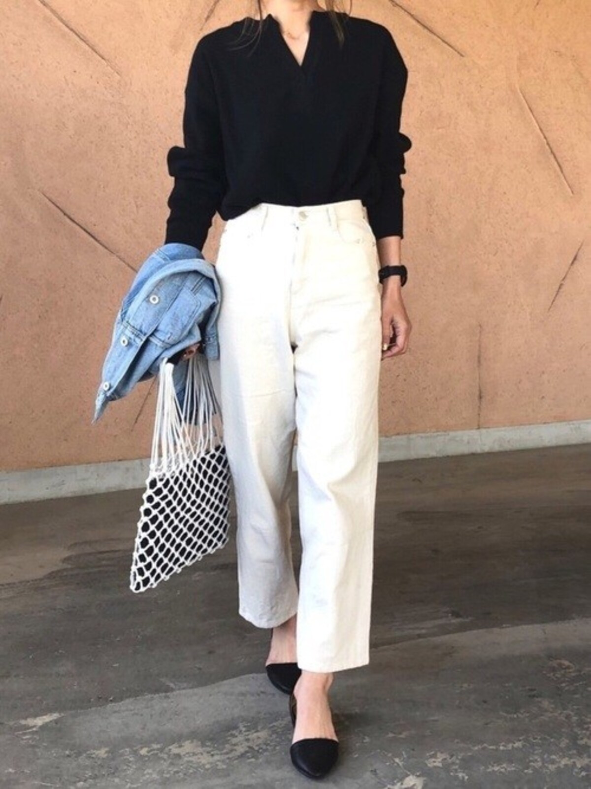 ホワイトデニムはモノトーンでまとめると決めすぎずこなれ見えします　出典：WEAR