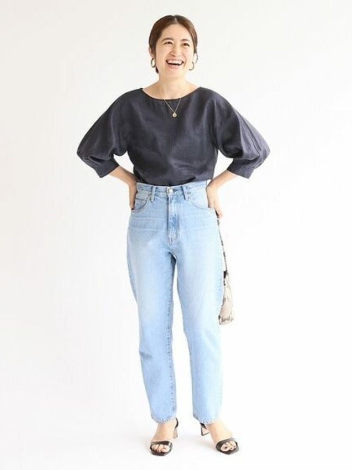 甘めのブラウス＆華奢なシューズはデニムと相性抜群　出典:WEAR
