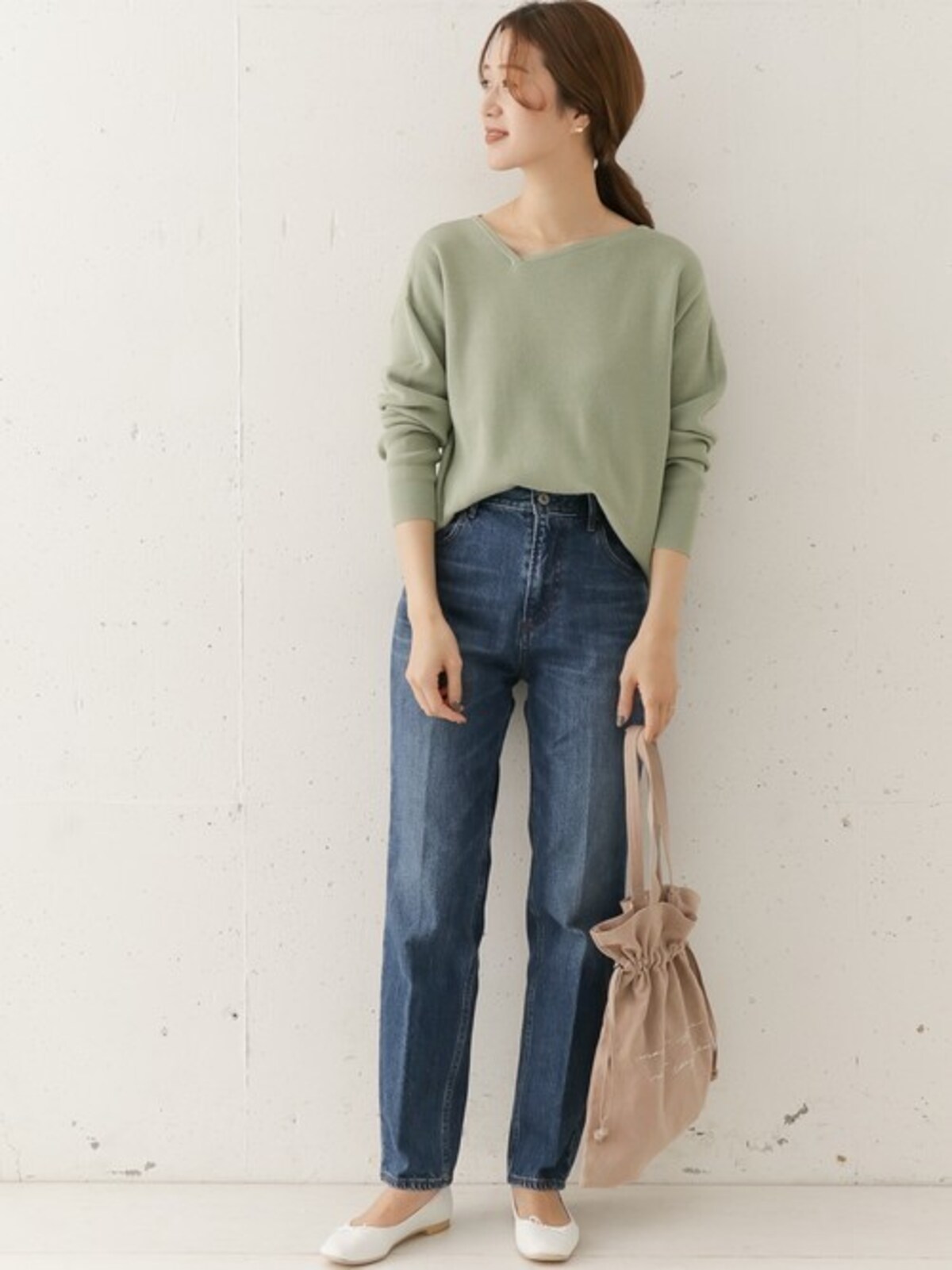 ライトグリーンのトップスをシンプルにきれいめに着て　出典：WEAR