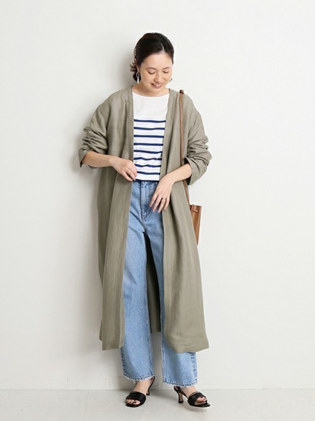 カーディガンやガウンなどロング丈の羽織りで縦長のIラインに見せて　出典：WEAR