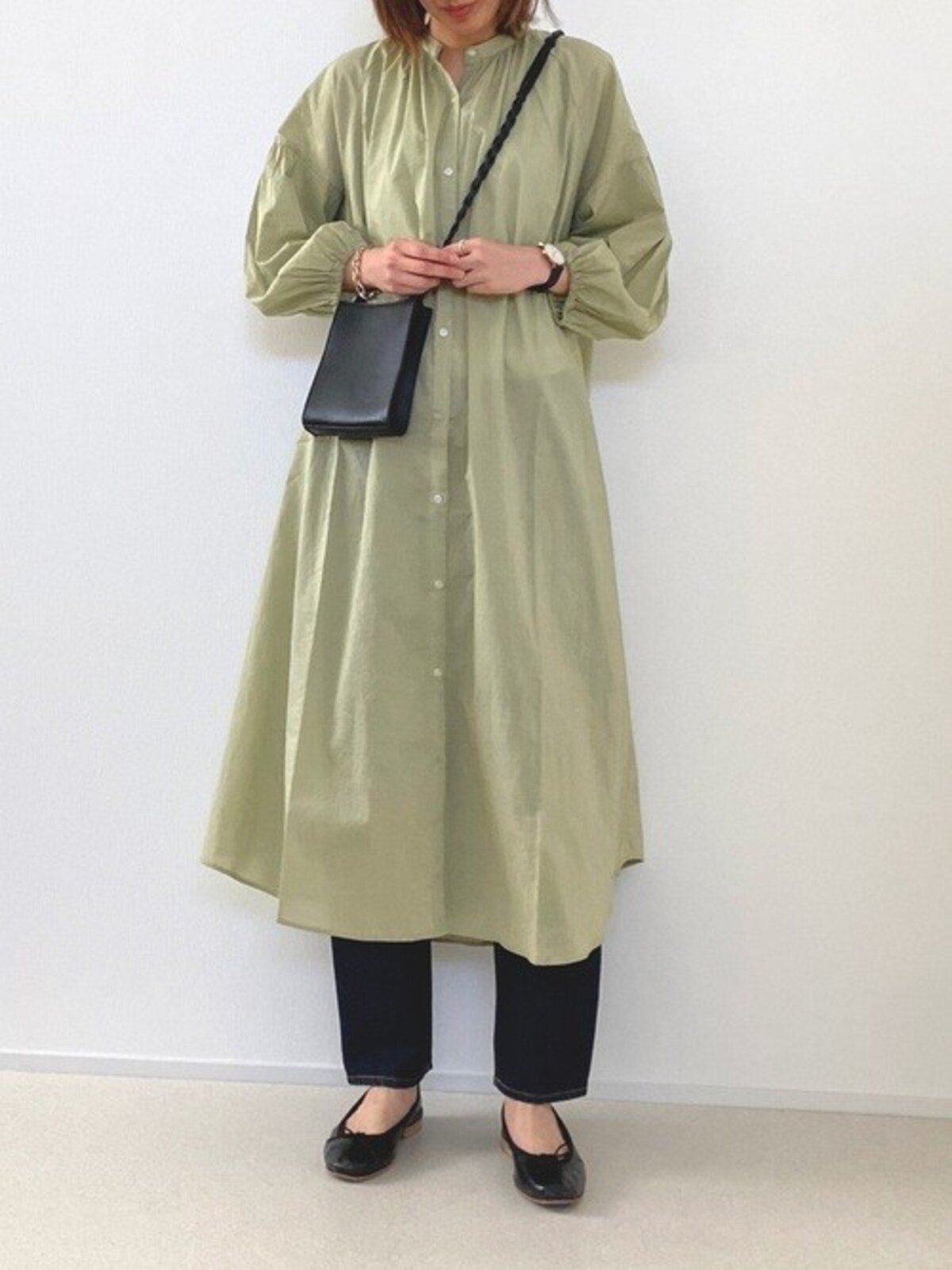 ロング丈でもショート丈でもワンピにデニムを重ねるスタイルは旬　出典：WEAR