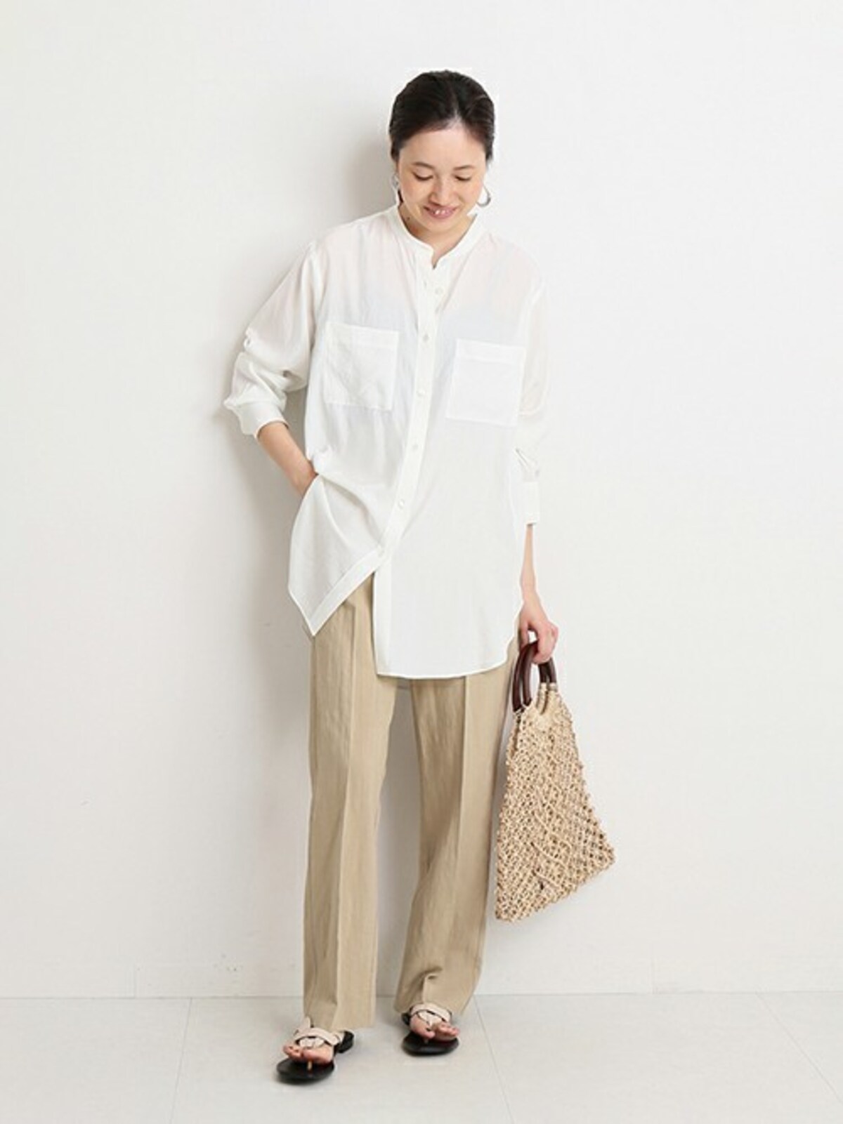 ベーシックな白シャツはバンドカラーが今っぽい　出典：WEAR