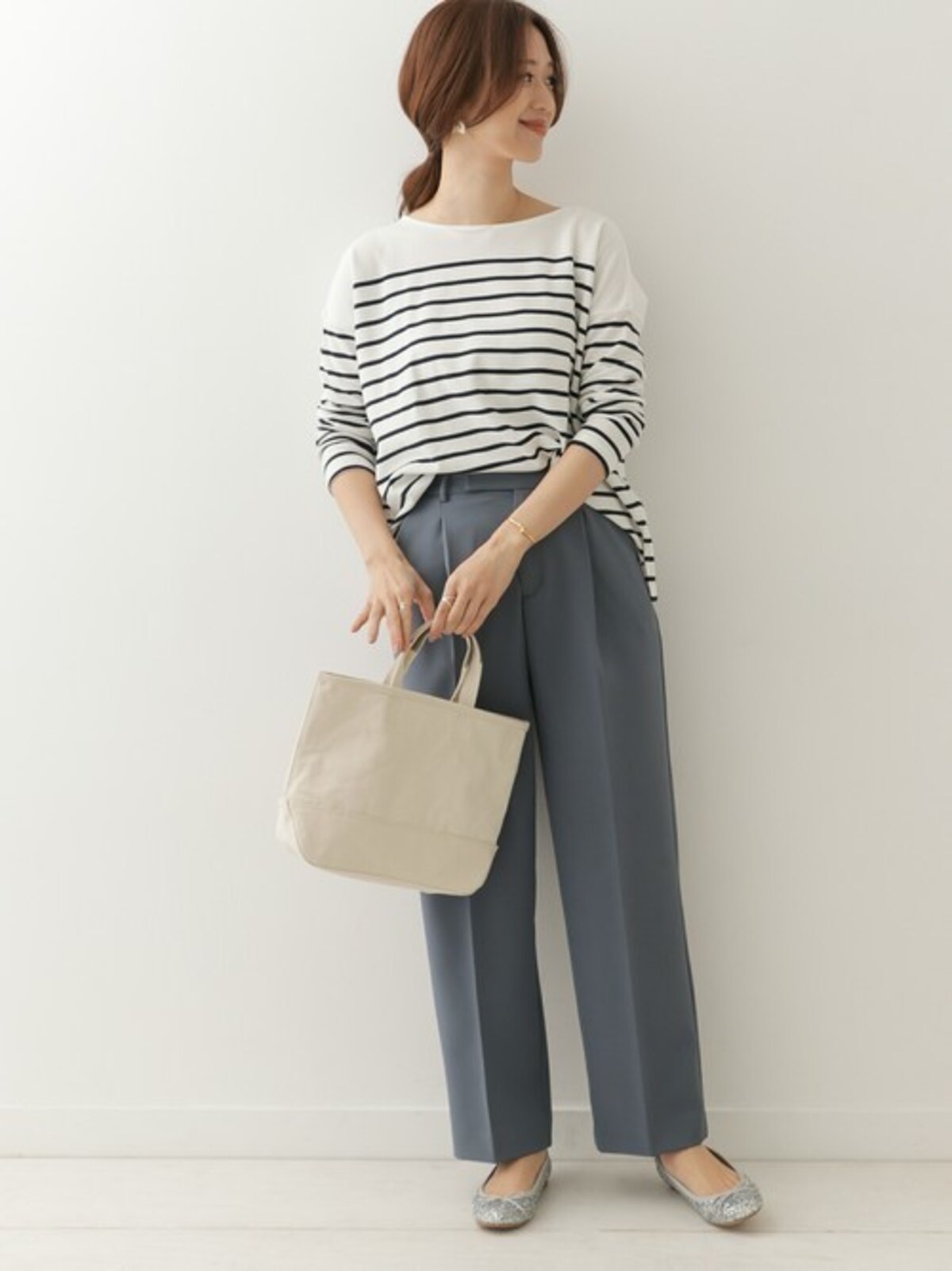 くすみブルーのきれいめパンツは大人カジュアルコーデの旬度をアップ　出典：WEAR