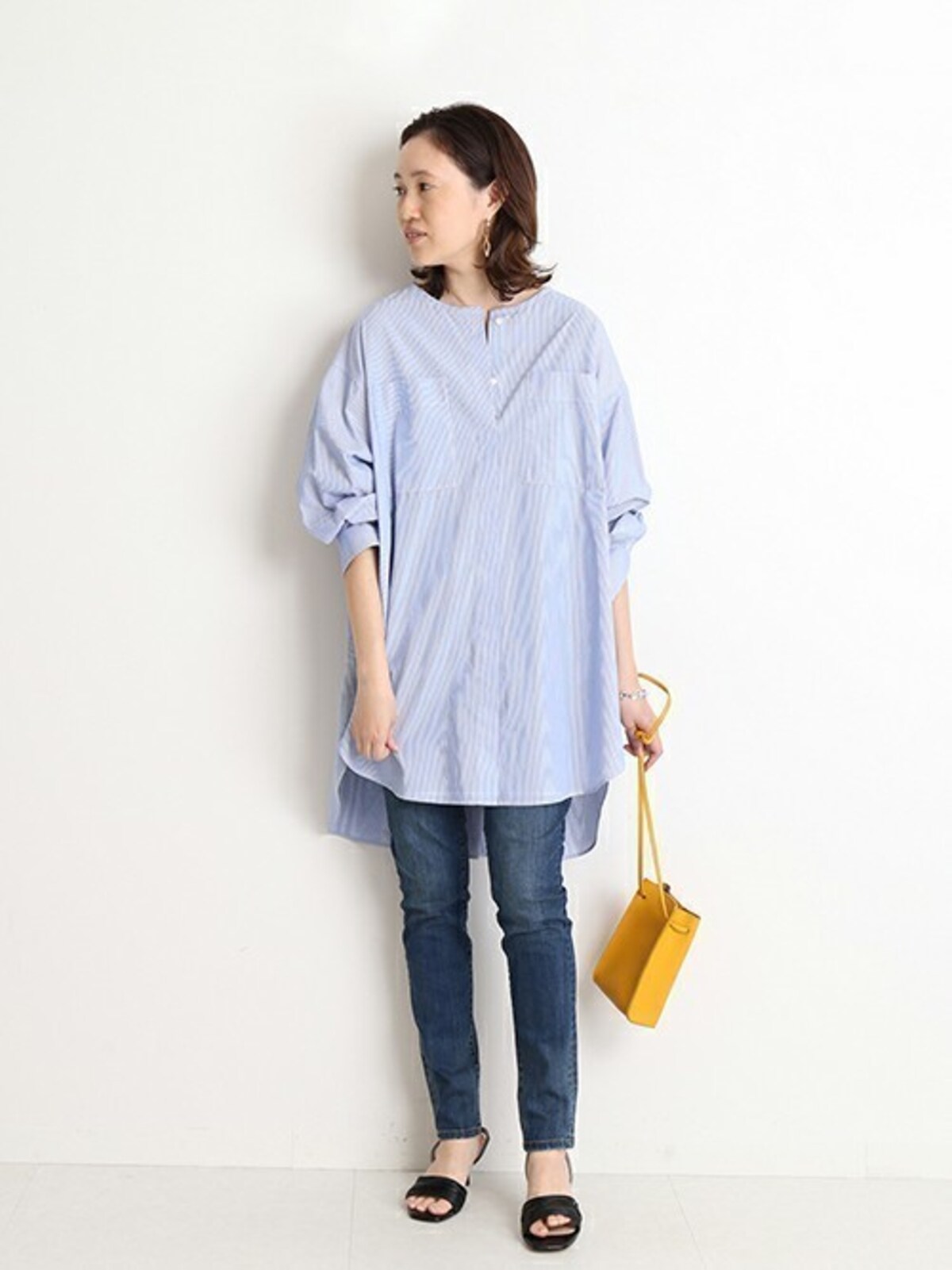 トップスがゆったり大きめな時は細いデニムでバランスを取って　出典：WEAR