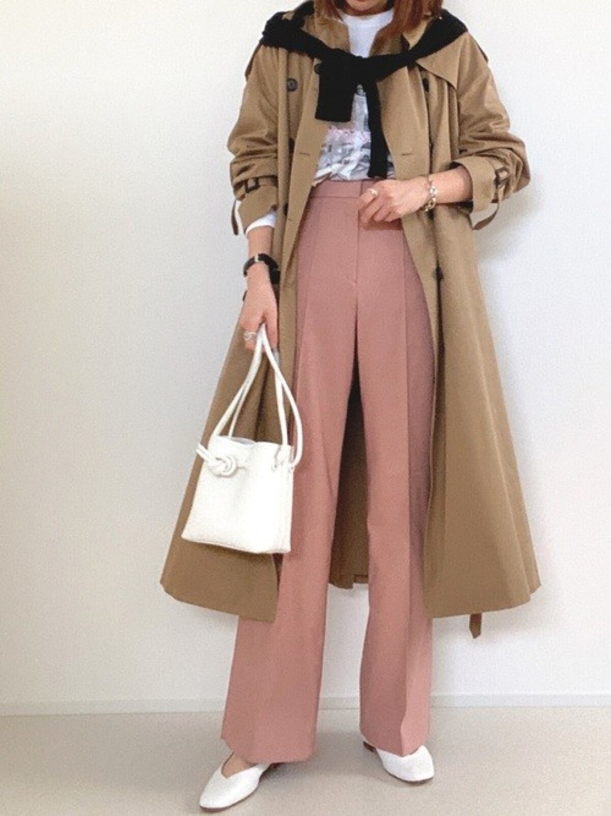 コーデのアクセントにぴったりなVASICの白バッグも大人気！　出典：WEAR