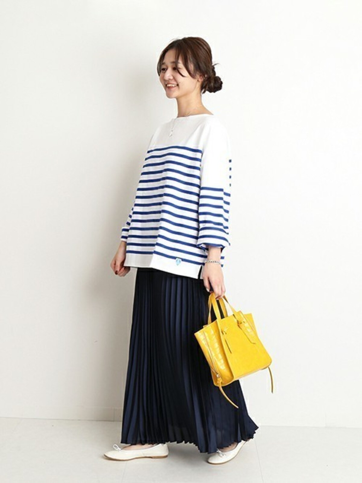 サテン素材のプリーツスカートだから紺でも重くない！　出典：WEAR
