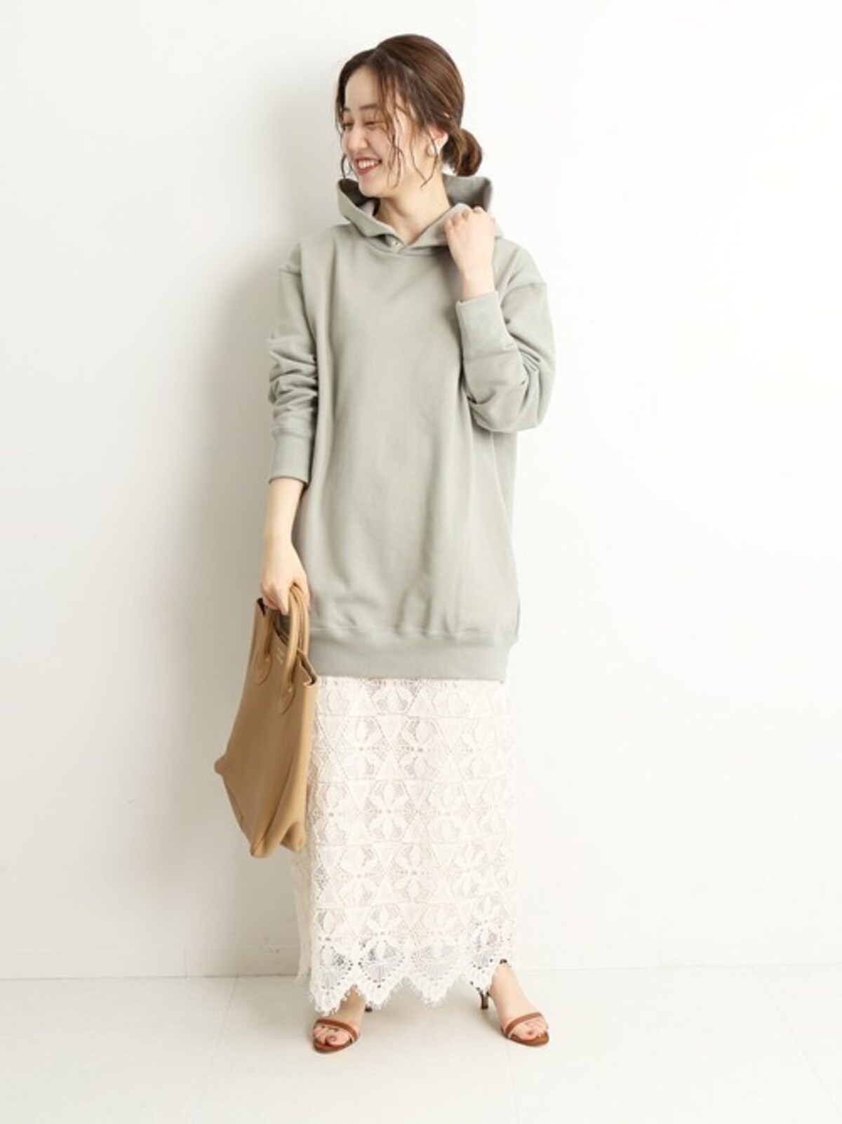 レースのスカートはスウェットでカジュアルに着ても◎　出典：WEAR