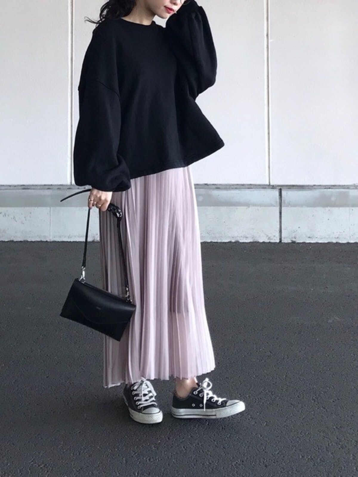 チュール素材のスカートはダークカラーでトーンダウンさせて　出典：WEAR