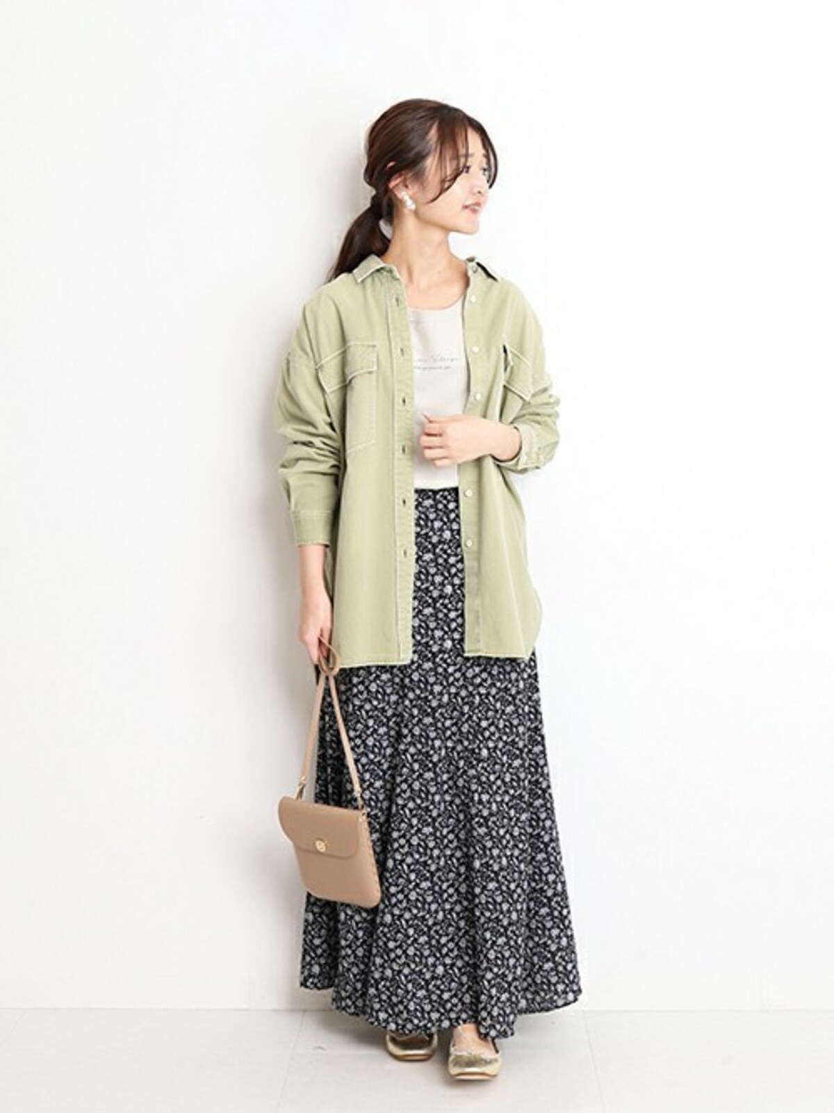 無地見えする花柄スカートはオールシーズン着まわせます　出典：WEAR