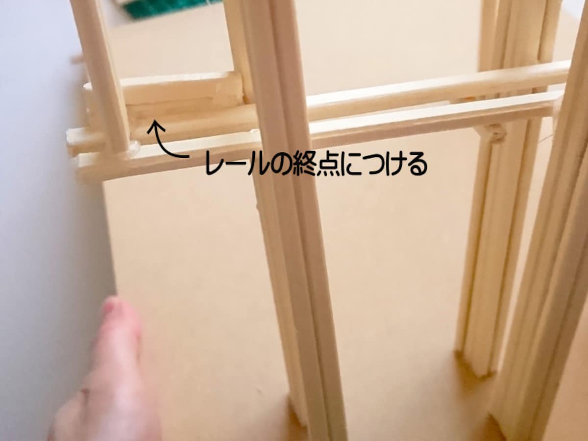 割り箸工作 ビー玉コースター　ビー玉がレールから落ちないようにレールの端に割り箸をつけておく
