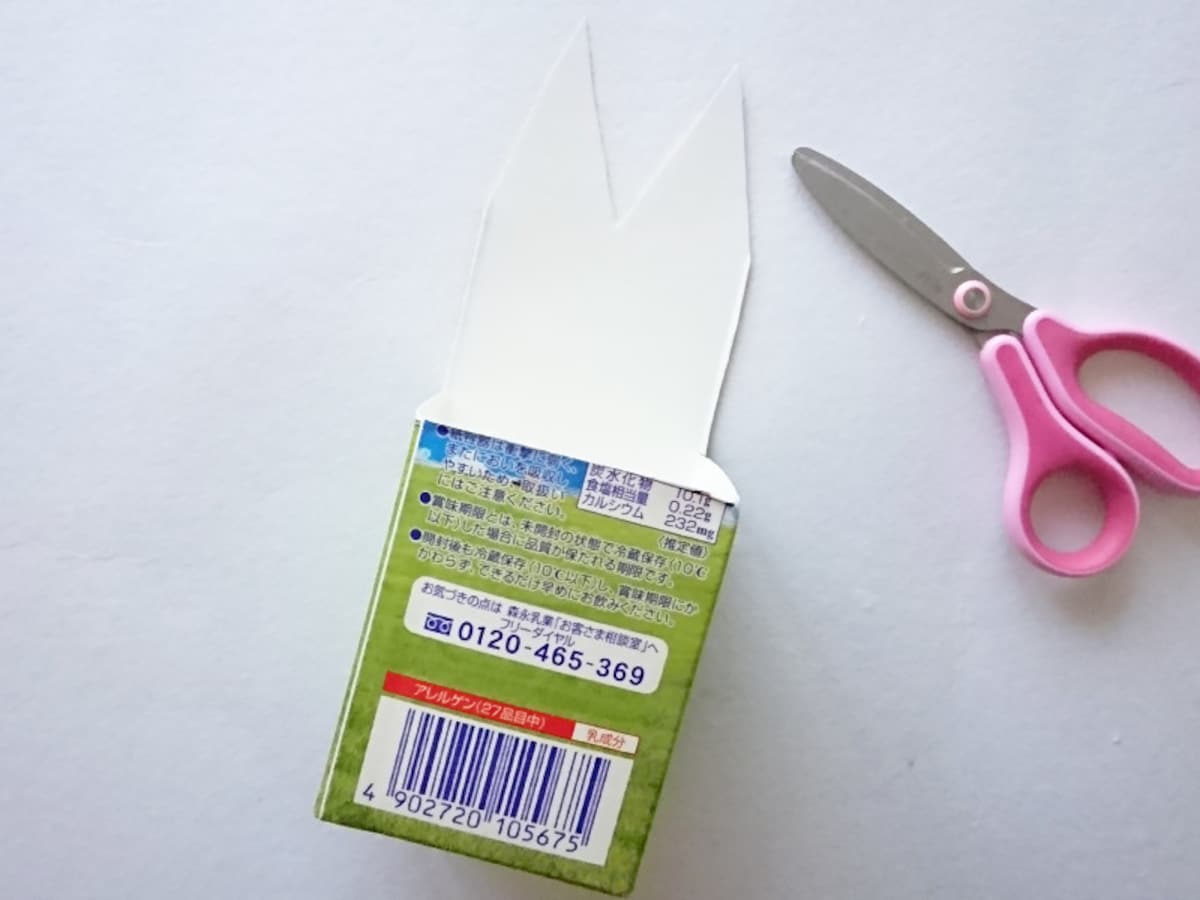 しかけ貯金箱の作り方手順、オオカミの耳の部分を切る