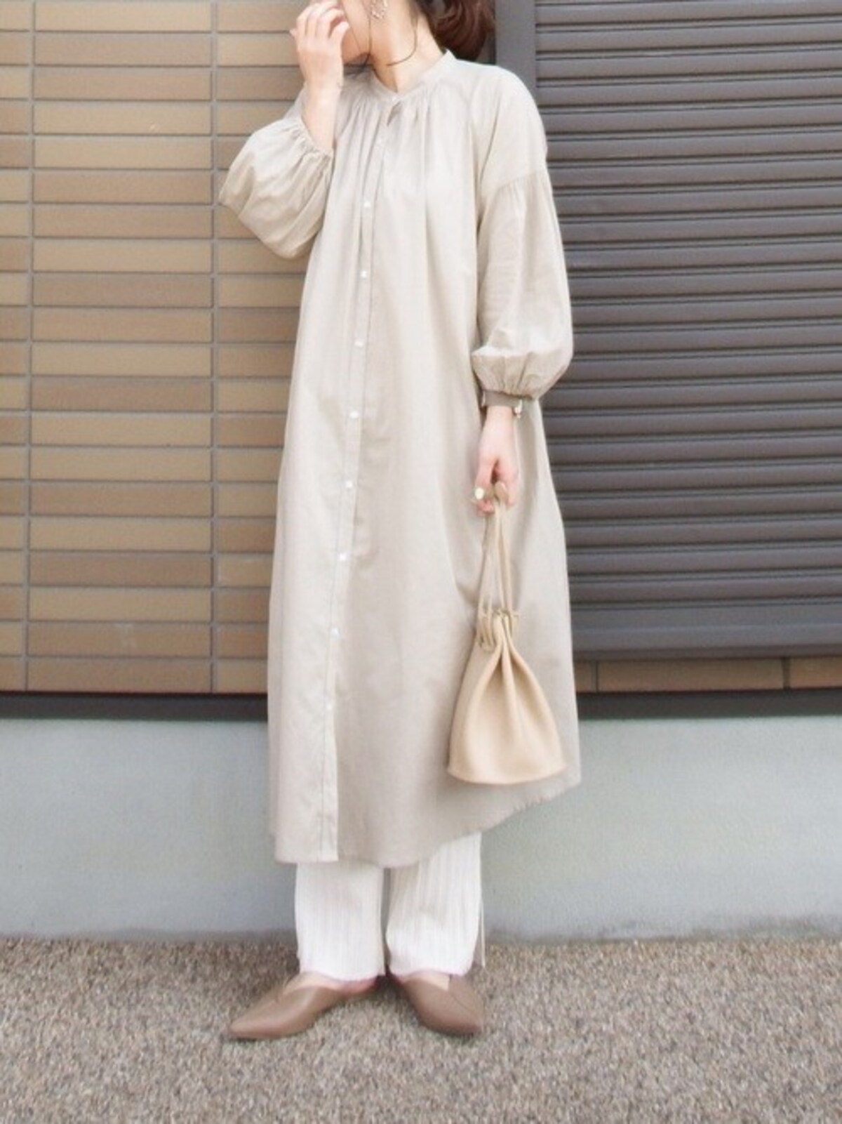 首元が詰まったバンドカラー＆ロング丈が大人向け　出典：WEAR