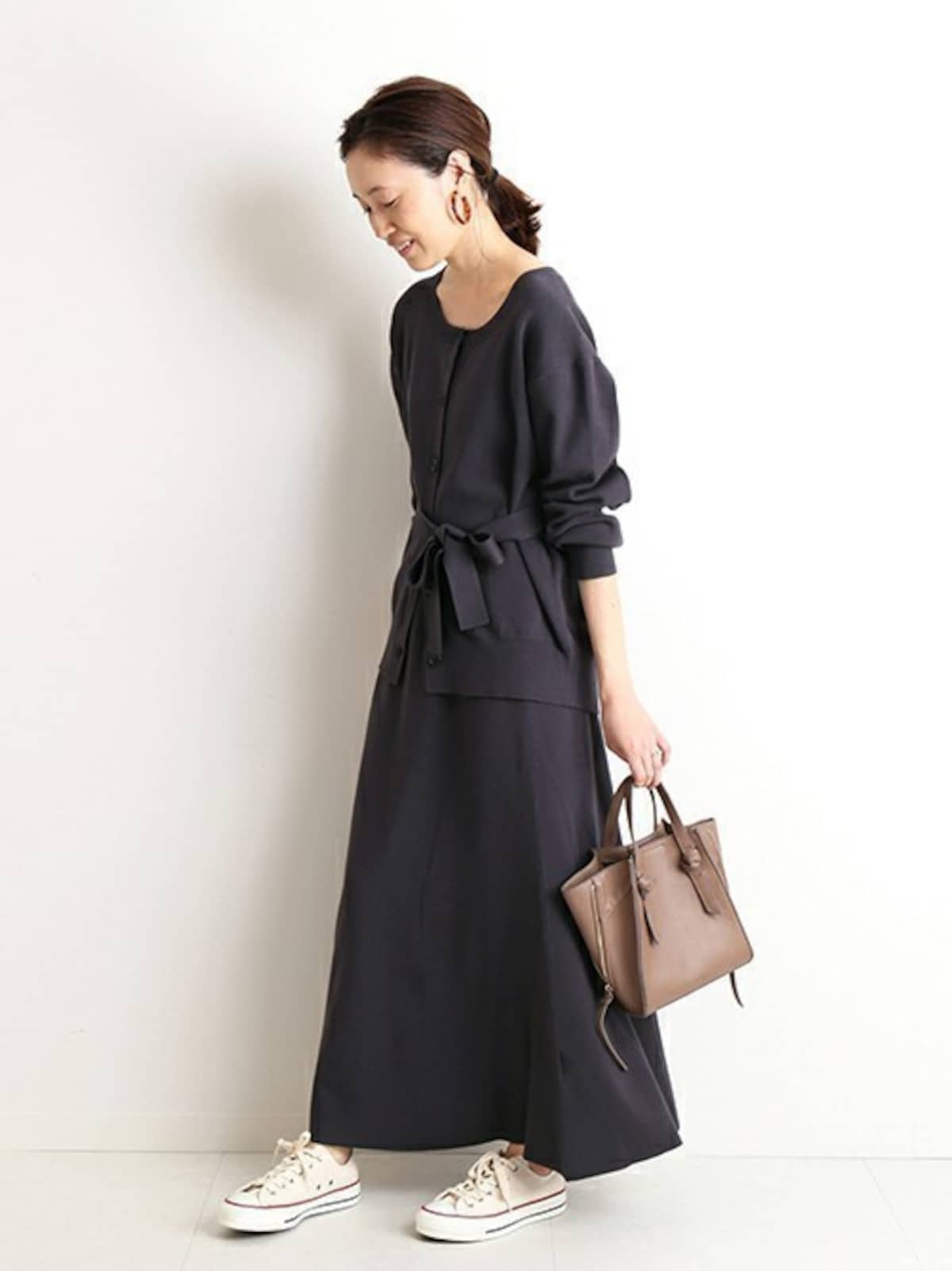 黒などダークカラーのロングワンピに白スニーカ－で抜け感をプラス　出典：WEAR