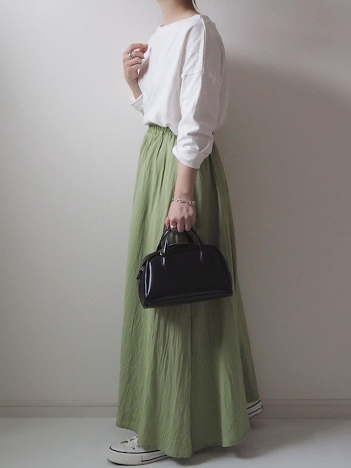 トレンドのライトグリーンにも白スニーカーならすんなり馴染む　出典：WEAR