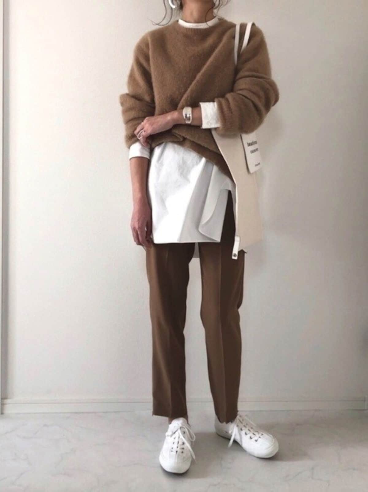 白をあちこちに散りばめて差し色として使うのも効果的　出典：WEAR