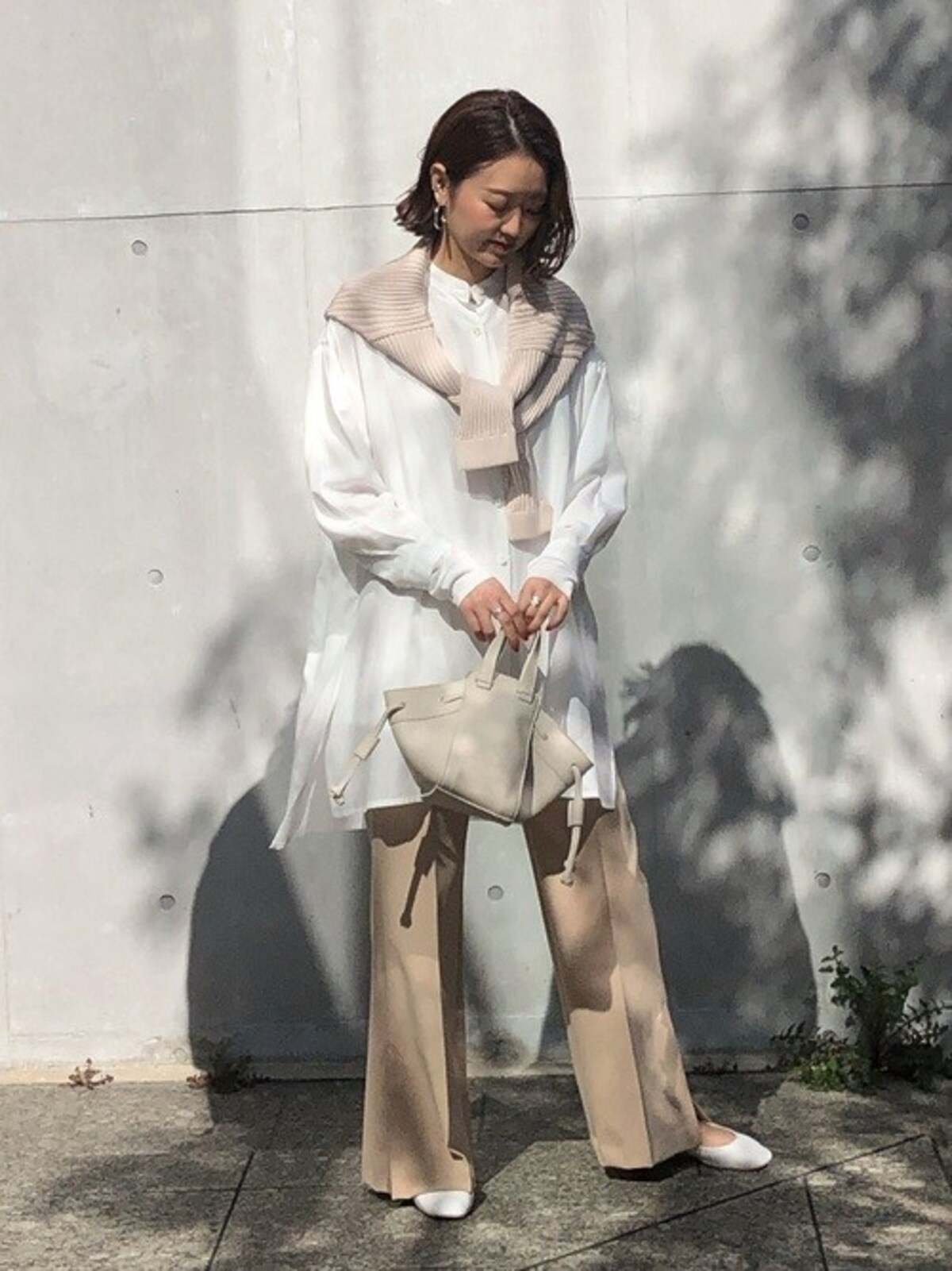 白シャツ＆ベージュのパンツはどんな人にも似合う、清潔感のある組み合わせ　出典:WEAR