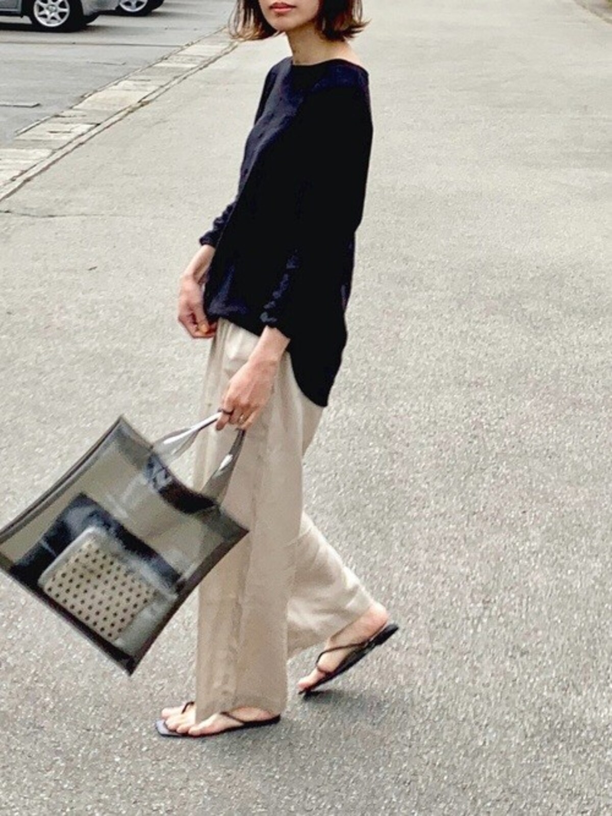 かっちりし過ぎないダークカラーのトップスを組み合わせるのがおすすめ　出典：WEAR