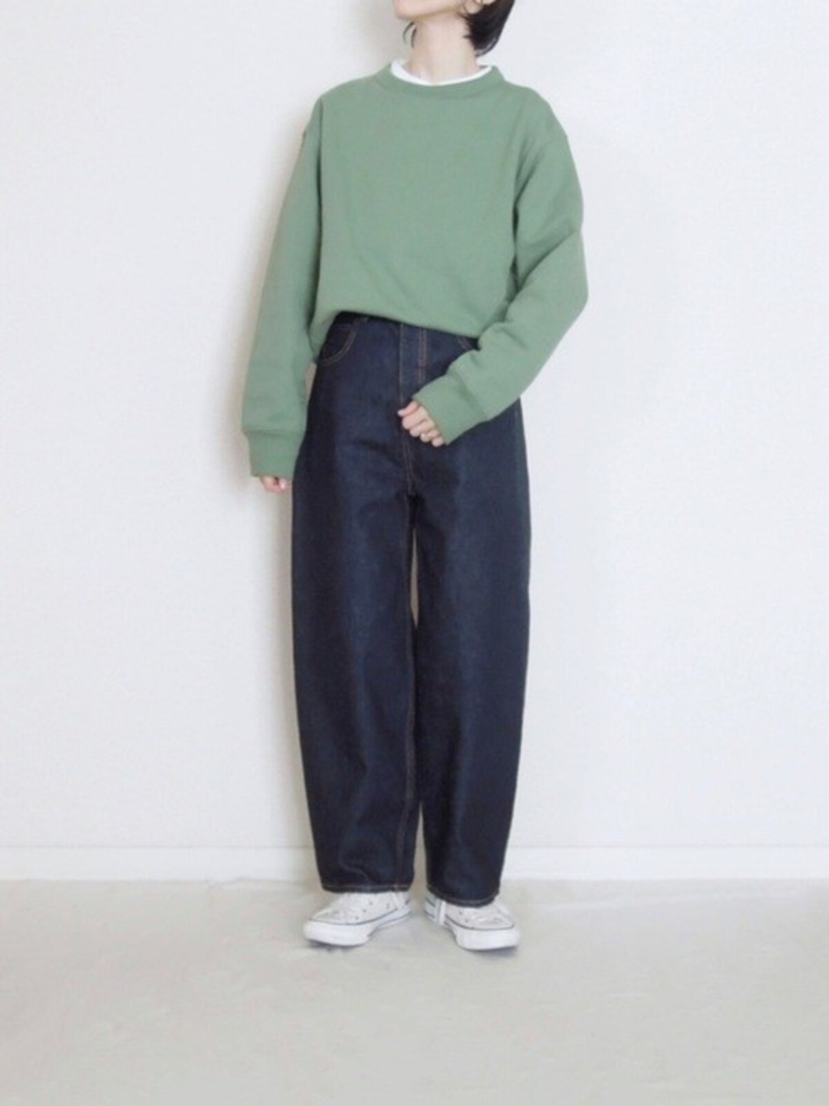 グリーン系はデニムと合わせても大人っぽく着られます　出典：WEAR