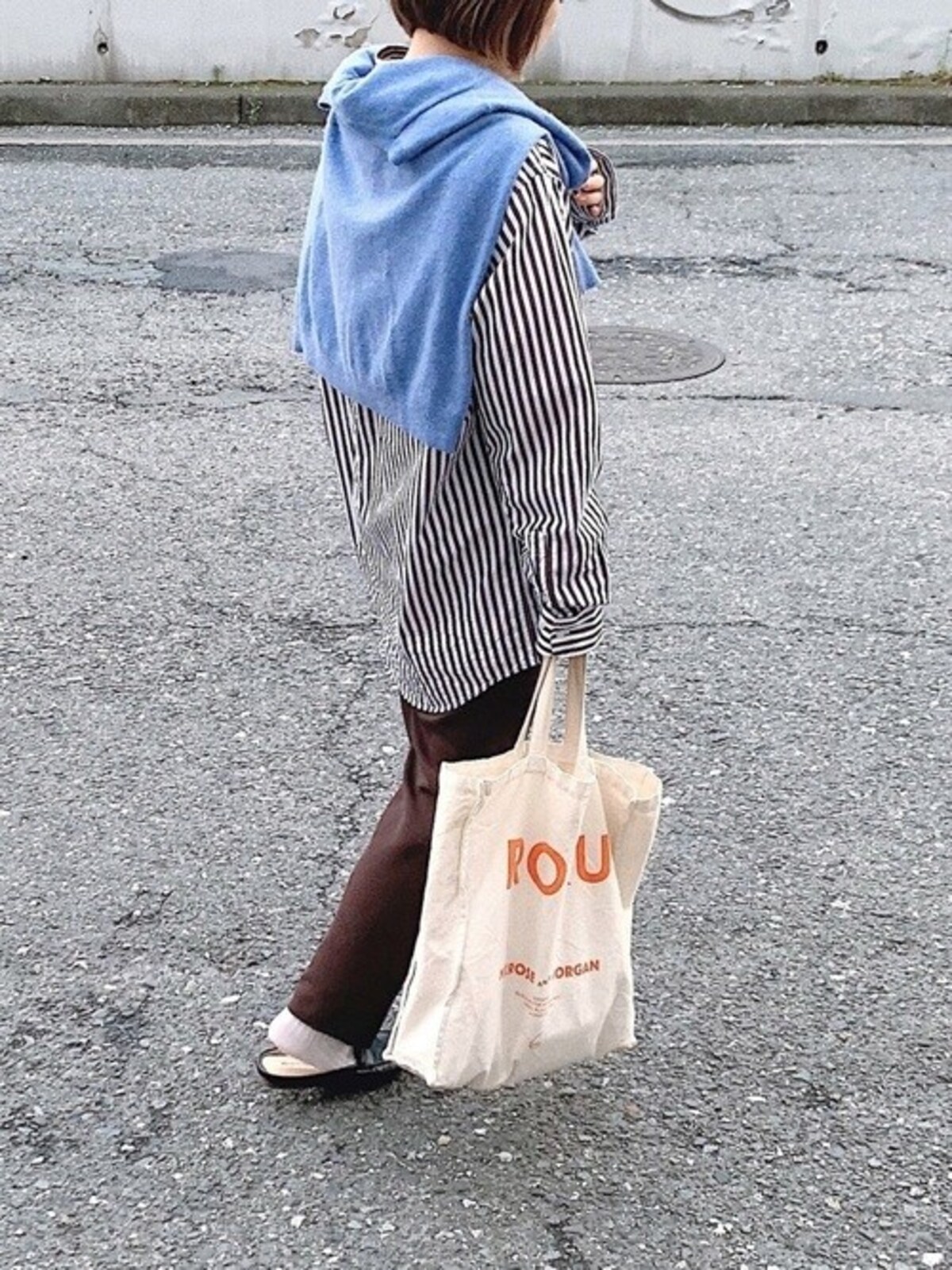 大きめシャツの上からカラーニットを巻いてアクセントにも　出典：WEAR