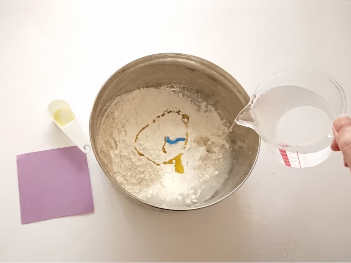 小麦粉粘土の作り方2……絵の具で色付けを