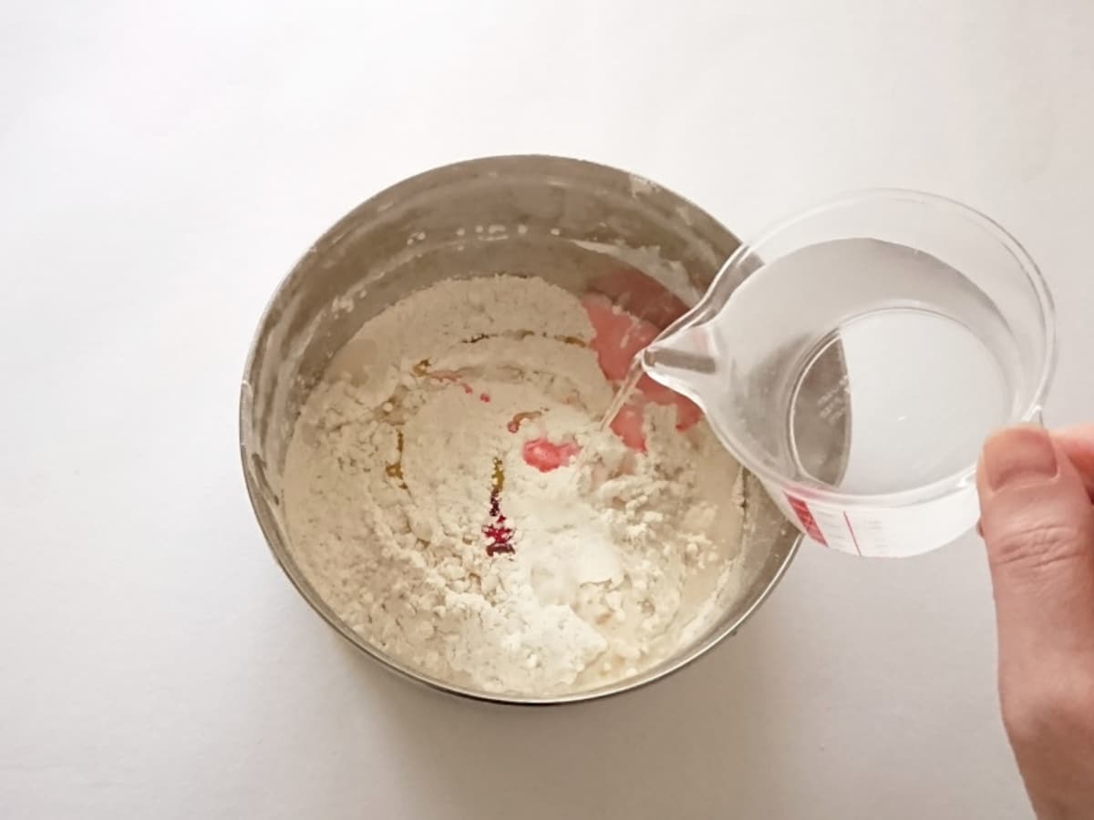 小麦粉粘土の作り方3……水を少しずつ入れよう