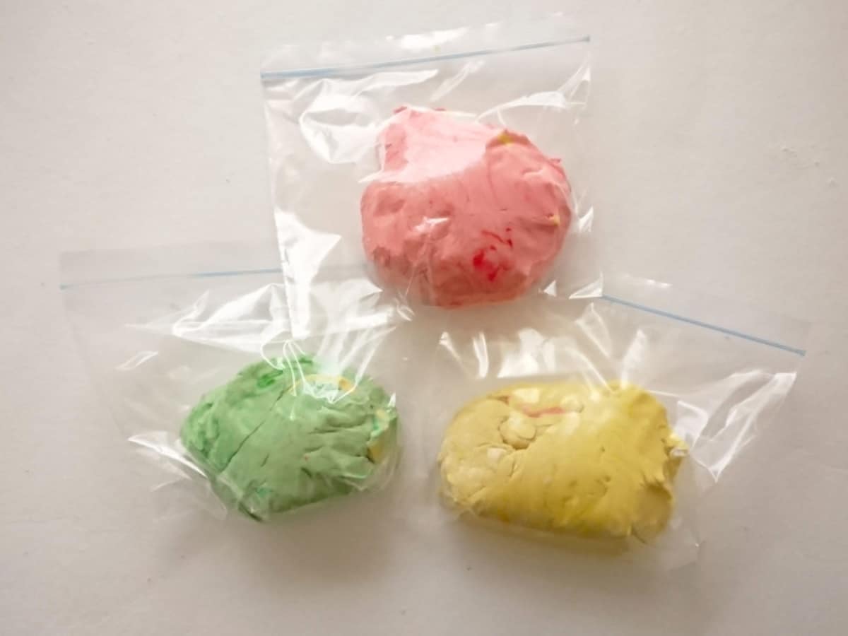 小麦粉粘土の保存はジッパー付きのビニール袋に入れ空気を抜く