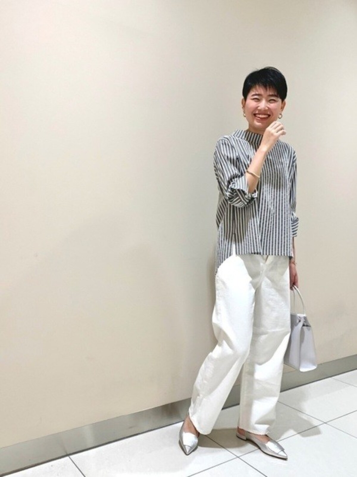 白デニムにシルバーの靴でおしゃれ見え間違いなし　出典：WEAR