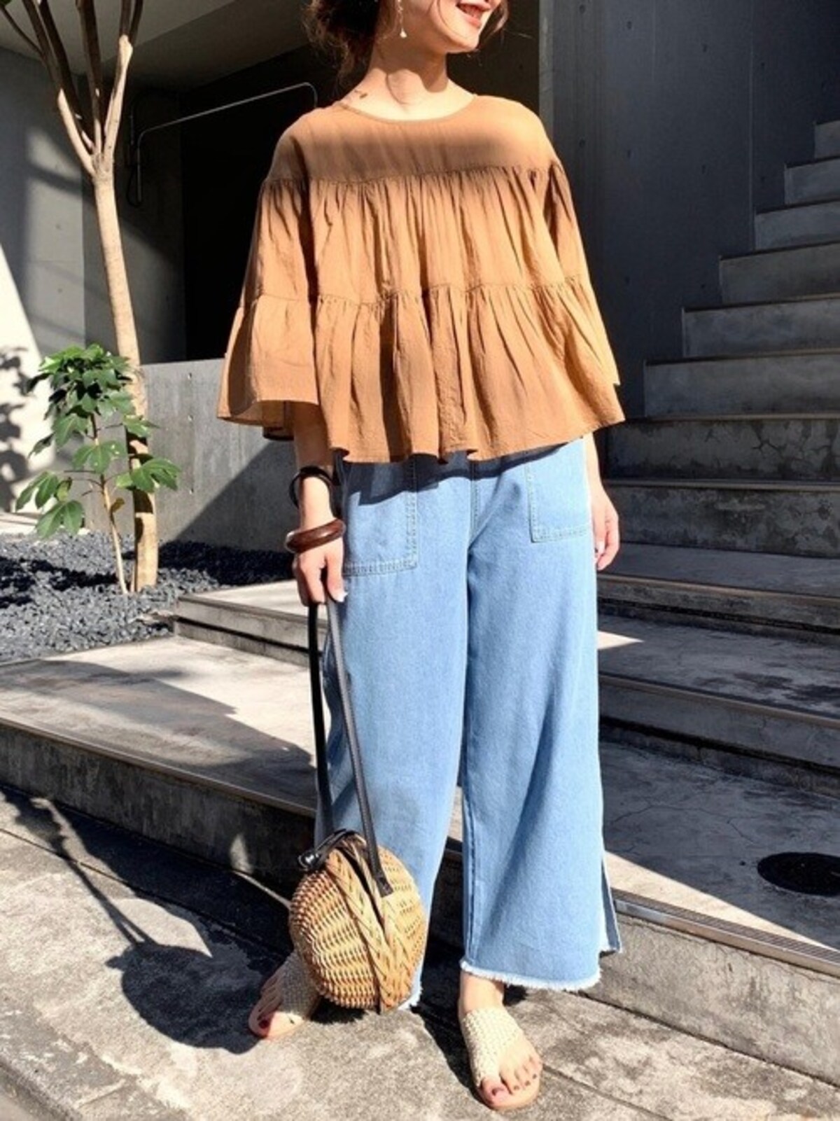  インド綿のブラウスで涼し気＆フェミニンに　出典：WEAR