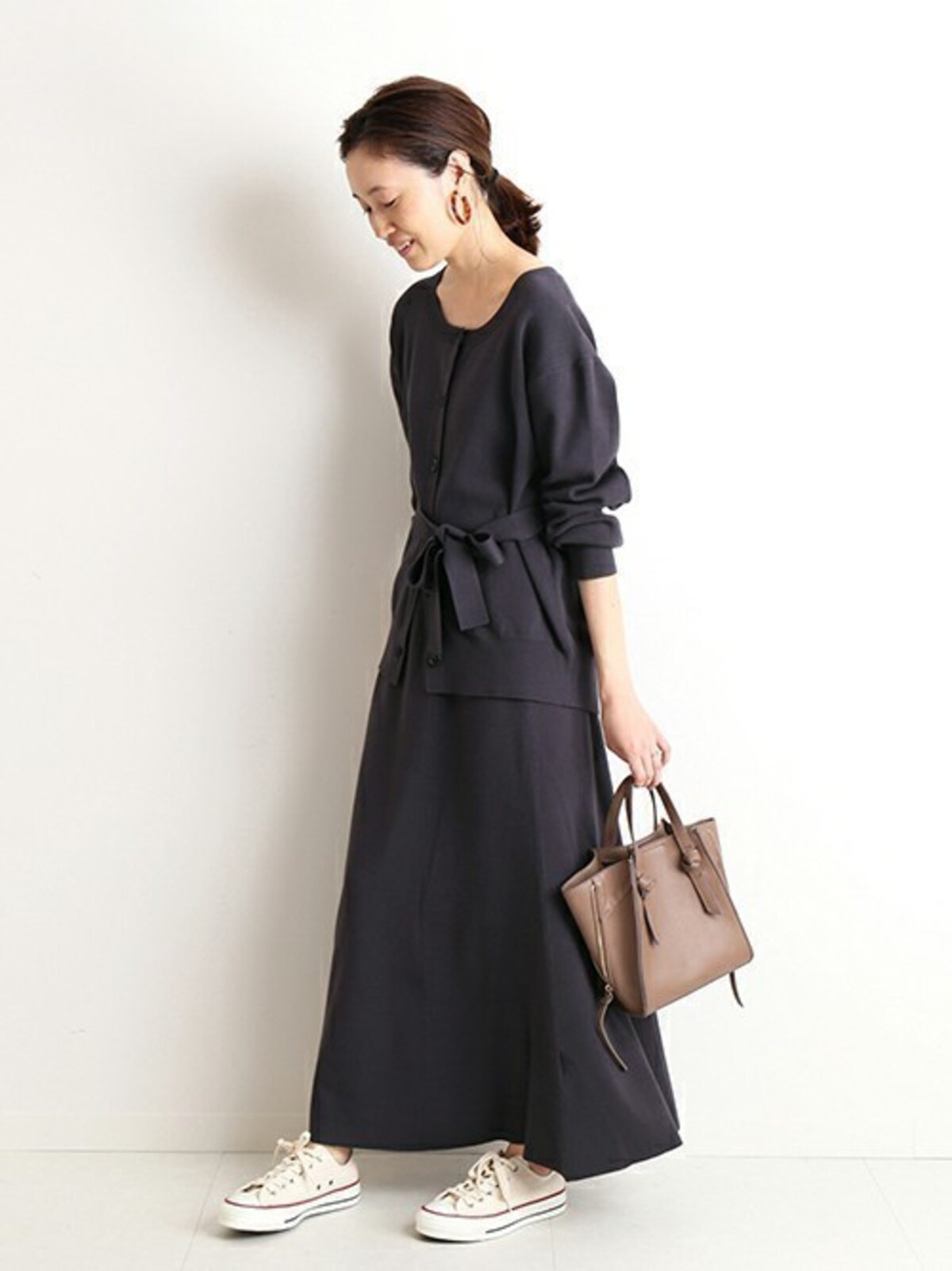 ダークカラーのワンピースに白のコンバースで抜け感をプラス　出典：WEAR